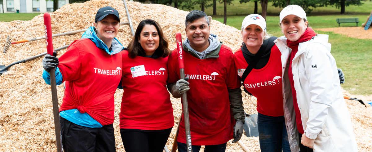 LF1_3537-t_1200x490 Un groupe diversifié de professionnels participe à du bénévolat à l’extérieur, reflétant une culture de collaboration et un milieu de travail où l’engagement communautaire est valorisé.